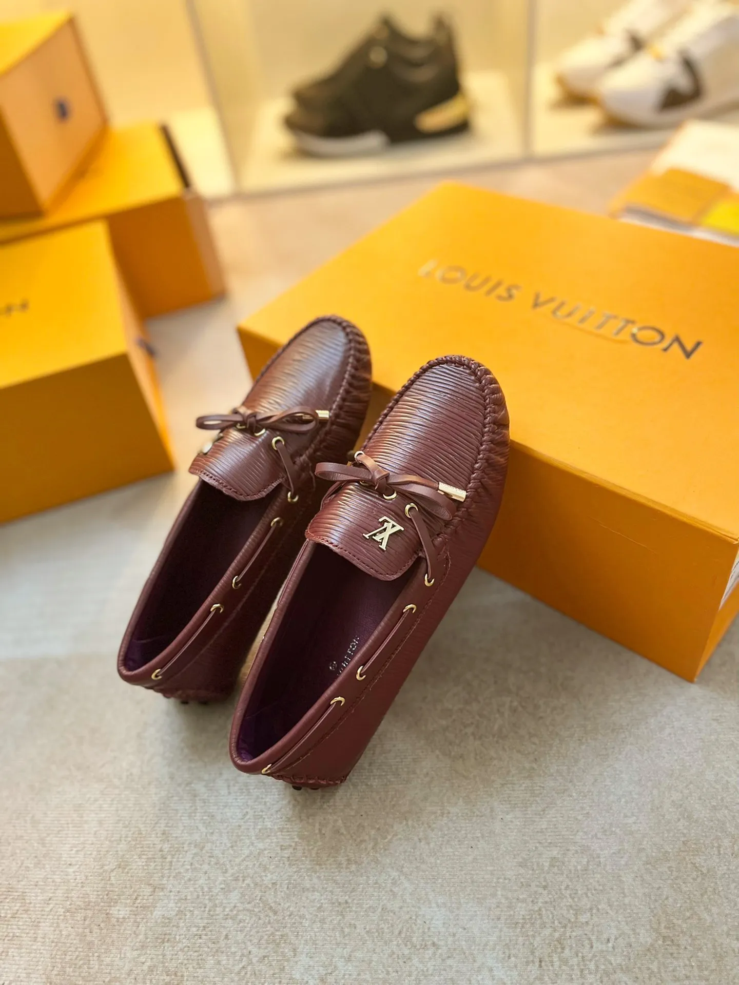 p460💰Couple model❤️🇫🇷 𝙇𝙤𝙪𝙞𝙨 𝙑𝙪𝙞𝙩𝙩𝙤𝙣 🇫🇷Louis Vuitton 2023 Classic𝓛𝓿 𝓣𝓻𝓪𝓲𝓷𝓮𝓻 Sports Series ➪➪➪¯ [Arizona Doudou Shoes Series] ▪️▪️▪️Arizona slip-on shoes are made of Monogram Eclipse canvas. Its hand-painted and dyed edges and hand-sewn uppers fully demonstrate Louis Vuitton's traditional shoemaking craftsmanship. This slip-on shoe is very lightweight. The integrated tongue and upper make it particularly comfortable and flexible. The soft outsole is equipped with rubber padding. Decorated with matching sash. Detailed features: ☑️Monogram Eclipse canvas ☑️Black Eclipse pattern ☑️Hand-painted shoe edges ☑️Hand-sewn uppers (each pair takes time to process) ☑️Integrated tongue and upper construction ☑️Outsole equipped with rubber lining ☑️size: 35_46